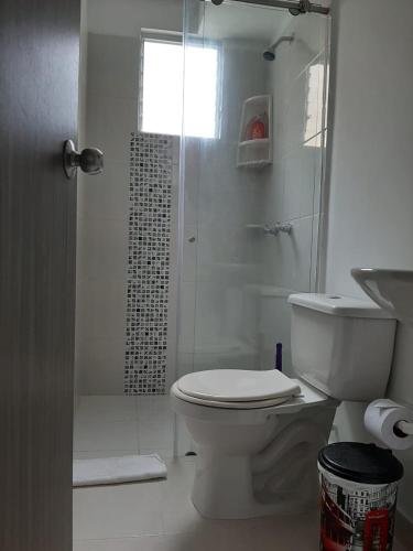 a white bathroom with a toilet and a shower at APARTAMENTO AVENIDA CONDINA Primer Piso in Pereira