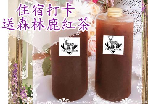 una bottiglia di salsa di soia con una capra sopra di Forest Deer Black Tea Homestay a Tainan