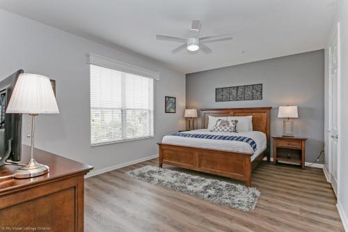 1 dormitorio con 1 cama y ventilador de techo en Casa Maria Condo en Orlando
