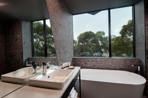Ein Badezimmer in der Unterkunft Marion Hotel