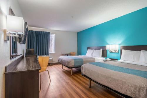 Un pat sau paturi într-o cameră la Motel 6-Rocky Mount, NC