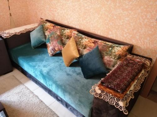 een bank met kussens in een kamer bij Relaxation apartment in Marrakesh