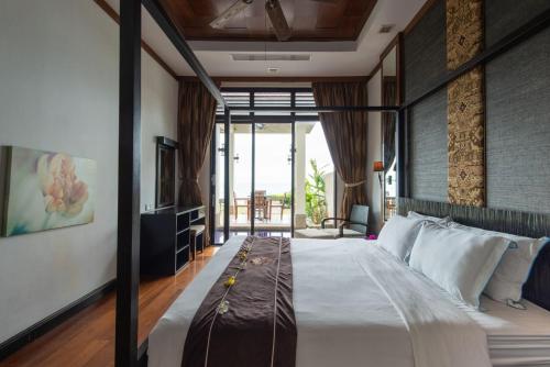 Tempat tidur dalam kamar di Sabah Beach Villas & Suites