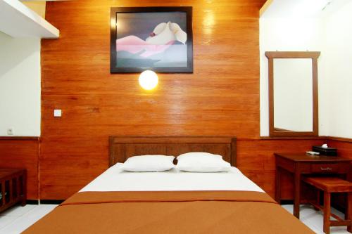 The Soemarsono Hotel tesisinde bir odada yatak veya yataklar