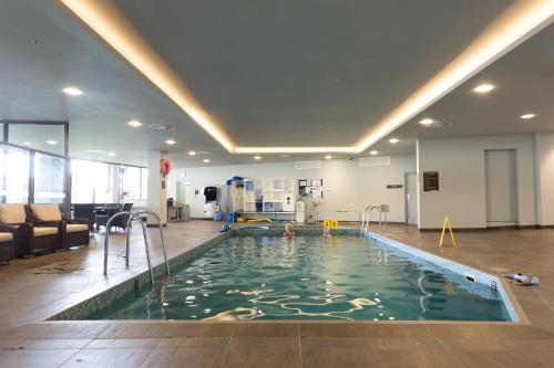 uma grande piscina num quarto de hospital em Wrest Point em Hobart