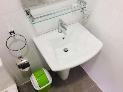 Un baño de Marigold Home
