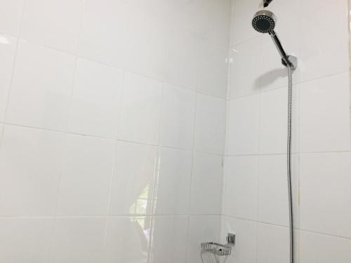 Un baño de Marigold Home