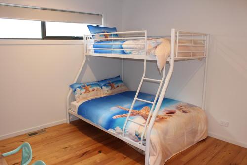 a bunk bed in a room with a bunk bedutenewayewayangering at kanburra house in Rye