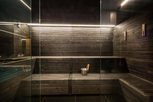 een badkamer met een glazen douche en een bad bij Hotel Vinotel Gospoja in Vrbnik