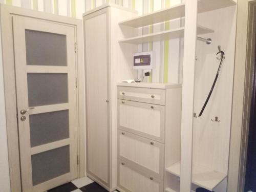 カリーニングラードにあるApartment on Dmitriya Donskogo 20の白い戸棚付きクローゼット