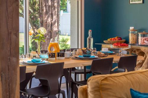 une salle à manger avec une table et des chaises dans l'établissement La Ressourçante, à Puisieulx