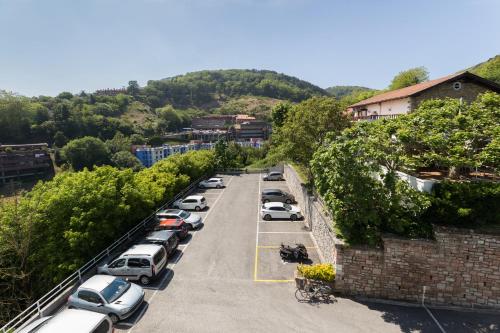 una fila de autos estacionados en un estacionamiento en Hotel Avenida, en San Sebastián