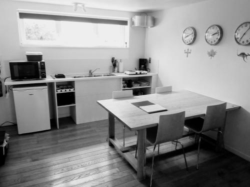 Kitchen o kitchenette sa Studio Flandrien