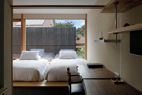 מיטה או מיטות בחדר ב-modern ryokan kishi-ke