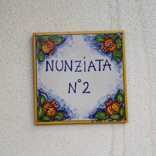 a sign on a wall that says nombatmitemite at LA PERGOLA - Affitta Camere in Santa Lucia del Mela