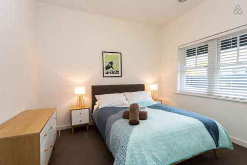 מיטה או מיטות בחדר ב-Bradman Modern Style a Walk to MCG, Swan St, CBD