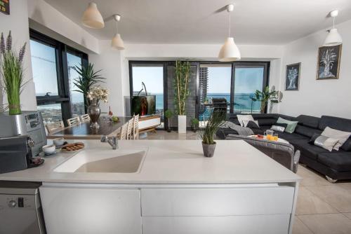 Afbeelding uit fotogalerij van Bat Yam Luxery 5BR Sea View Suite in Bat Yam