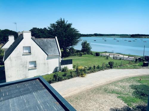 una casa bianca con vista sull'acqua di LE LOFT a Séné