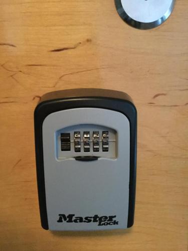 une télécommande assise au-dessus d'une table en bois dans l'établissement Kemi city center 2 room and kitchen FREE PRIVATE PARKING, à Kemi