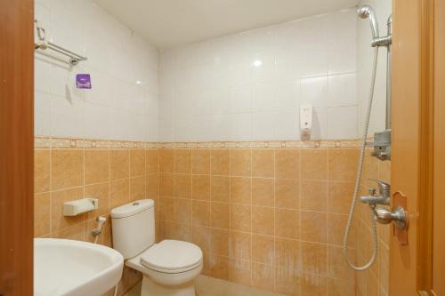 Phòng tắm tại RedDoorz Syariah @ Sumur Tiga Beach Sabang