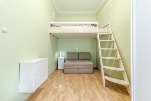 Pokój z łóżkiem piętrowym i krzesłem w obiekcie InshiApartments on Bohomolʹtsya str w Lwowie
