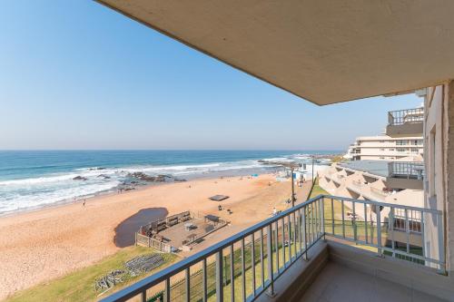 een balkon met uitzicht op het strand bij Kenwyn on Sea 305 in Ballito