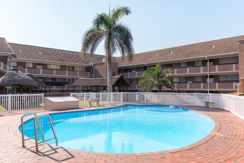 une grande piscine en face d'un hôtel dans l'établissement Kenwyn on Sea 305, à Ballito