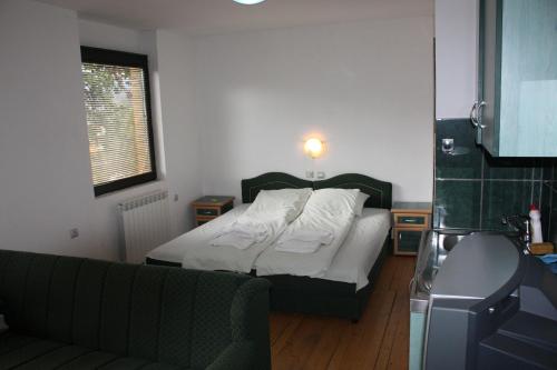 Un pat sau paturi într-o cameră la Guesthouse Kraljica