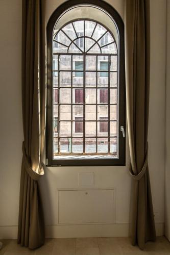 Elegant Fornasa Vecia, canal view with a beautiful garden R&R photo 11