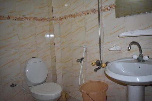 un baño con inodoro y lavabo en Hotel Islamabad Metro Inn, en Rawalpindi