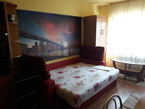 德瓦的住宿－GARSON AUROTI，卧室配有一张床,墙上挂有绘画作品