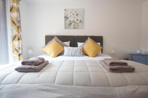 een slaapkamer met een groot bed en handdoeken bij Canal House in Chester