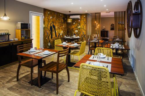 Restoran või mõni muu söögikoht majutusasutuses Hotel du Pont de l'Oso