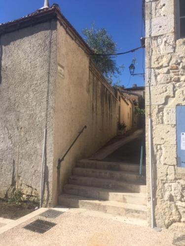 Une allée avec des escaliers menant à un bâtiment dans l'établissement La maison des remparts, à Lectoure