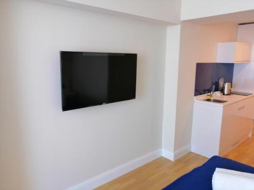 TV a/nebo společenská místnost v ubytování ORBi CITY TOWERS