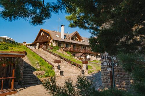 una casa en una colina con escaleras delante en Staraya Melnitsa Holiday Park, en Solnechnoye