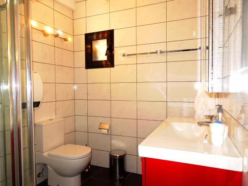 Ένα μπάνιο στο Castillo Lanzarote Villa Winni - Luxury Villa - Pet friendly with heated Pool