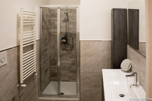 uma casa de banho com um chuveiro, um WC e um lavatório. em Nido di Pina em Roma
