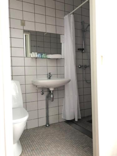 a bathroom with a sink and a toilet at Ølsted Kro & Hotel in Ølsted