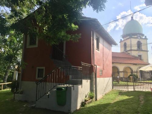 un edificio con una iglesia con una torre de reloj en La casina del Indiano, en Malleza