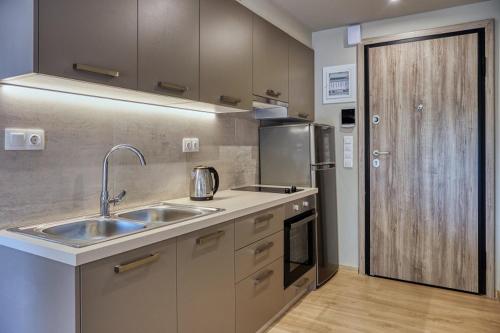 Keramikos Comfortable Apartment #2 tesisinde mutfak veya mini mutfak