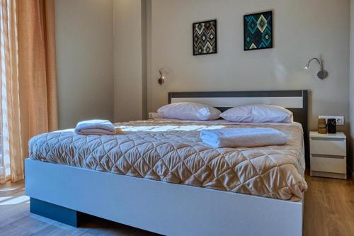 Keramikos Comfortable Apartment #2 tesisinde bir odada yatak veya yataklar