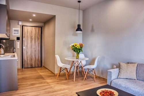 雅典的住宿－Keramikos Comfortable Apartment #2，客厅配有沙发和鲜花桌