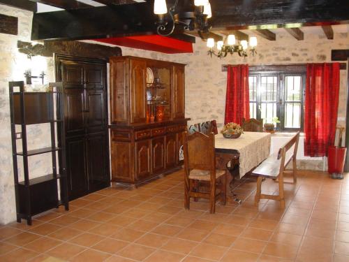 eine Küche mit einem Tisch und einem Kühlschrank in der Unterkunft Arkamo Atea in Cárcamo