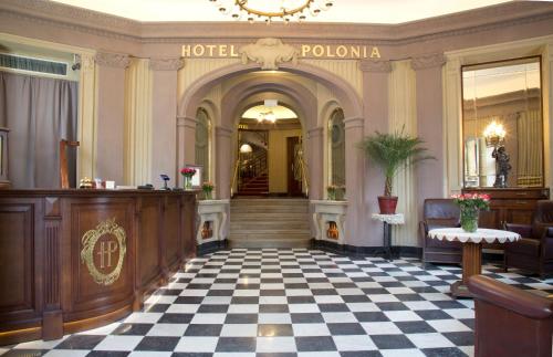 una hall con un pavimento a scacchi di Hotel Polonia a Cracovia