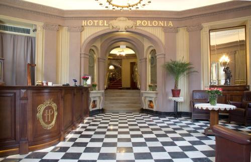 een hotellobby met een geruite vloer bij Hotel Polonia in Krakau