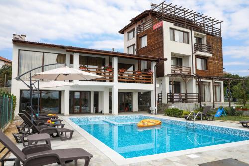 a house with a swimming pool next to a building at Guest House Ognyanovo in Ognyanovo