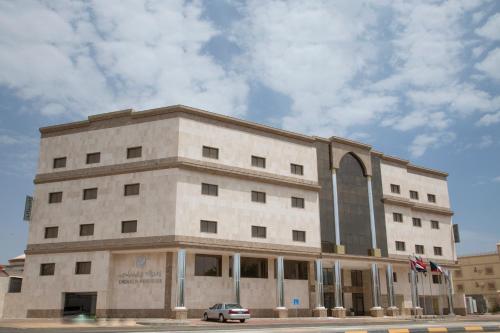 a building with a car parked in front of it at شقق مساكن الزمرد للشقق المخدومة in Yanbu
