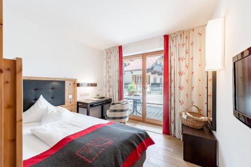 A bed or beds in a room at Inntaler Hof