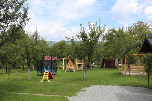 un parque con parque infantil con juegos y árboles en Maramures Landscape, en Moisei